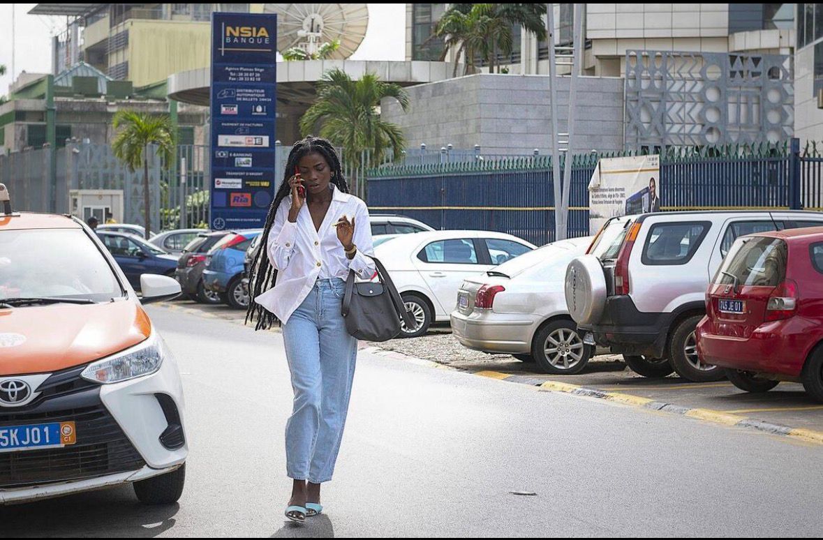 Travailler à l’étranger… sans toujours accéder à son argent : le paradoxe silencieux de la diaspora