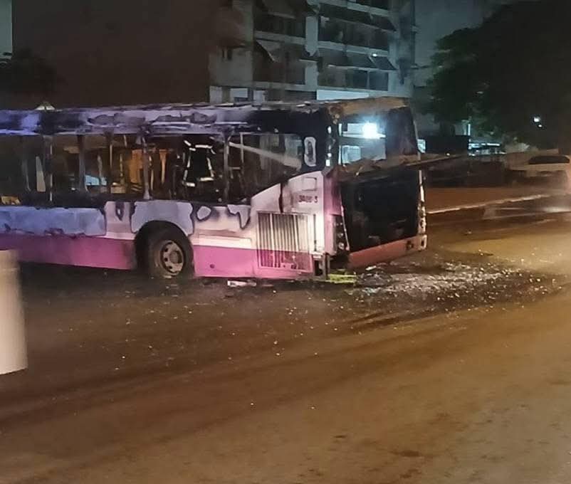 Côte d’Ivoire : une centaine d’assaillants incendient un bus et endommagent un véhicule de police à Yopougon